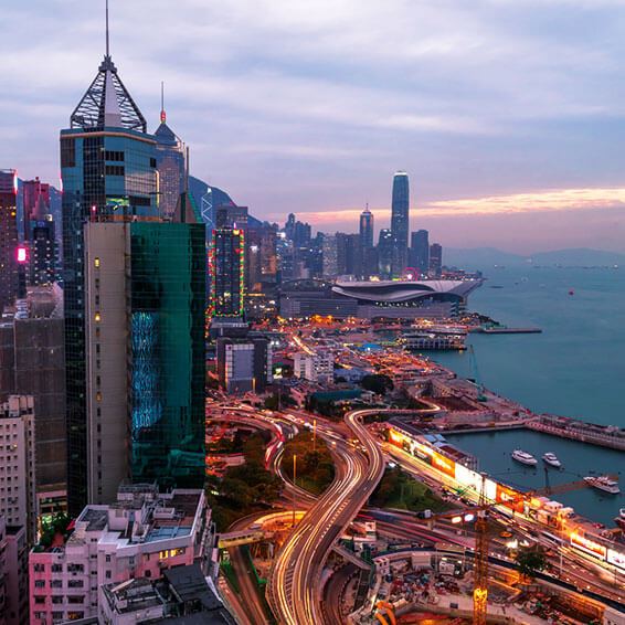 維港黃昏與公路光軌