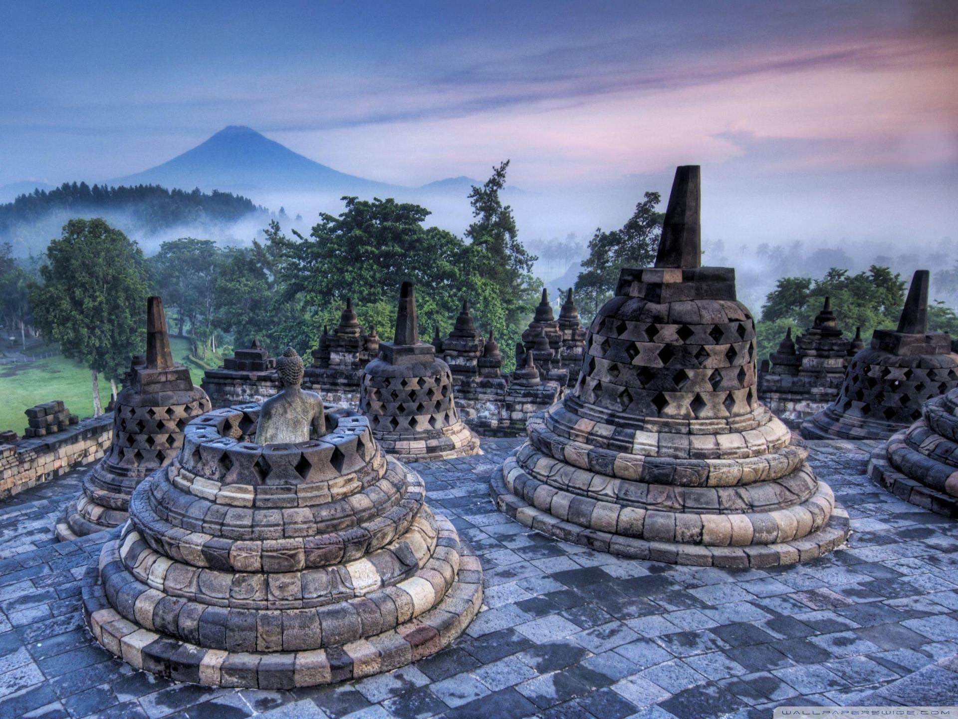 Candi Borobudur Saat Fajar dengan Gunung Merapi