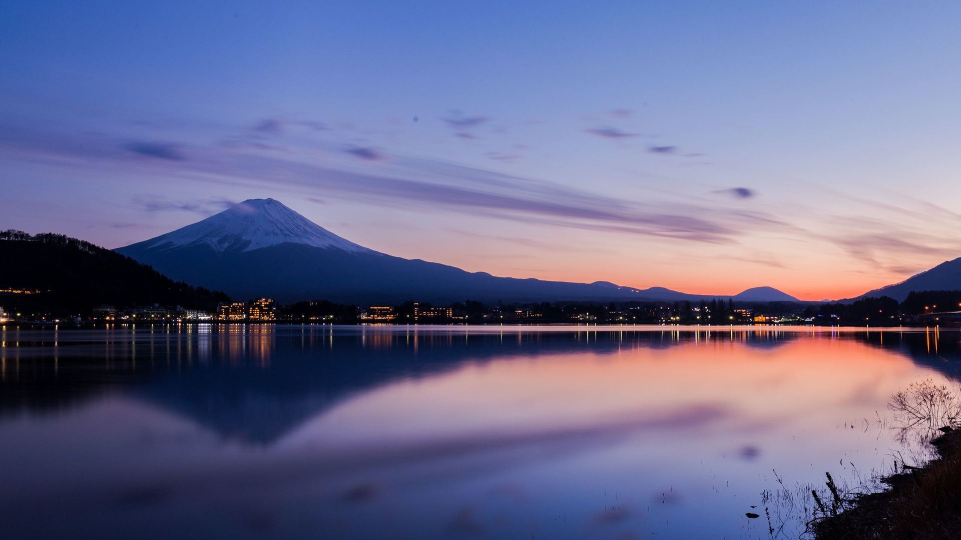 富士山と河口湖の夕暮れ